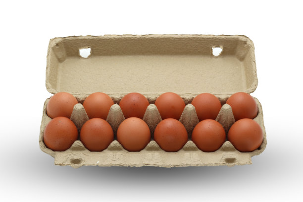 鸡蛋在棕色牛皮纸孤立在白色背景与剪切路径图片下载