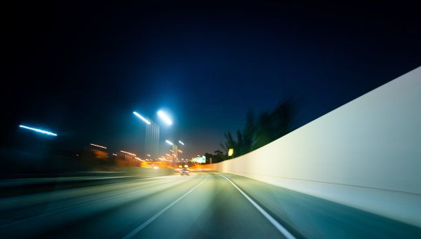 高速公路超速的模糊运动图片下载