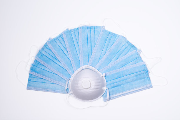 蓝色和白色防护口罩隔离在白色背景图片下载