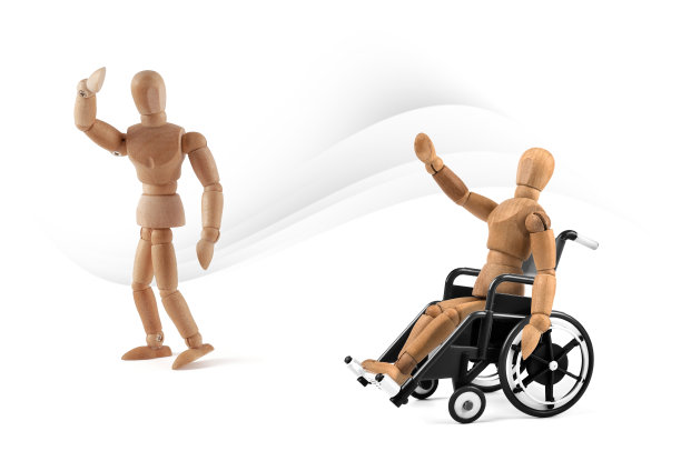 轮椅上的残疾木制人体模型向朋友挥手道别图片下载