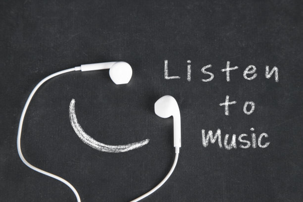 微笑，白色耳机和文字，听音乐图片下载