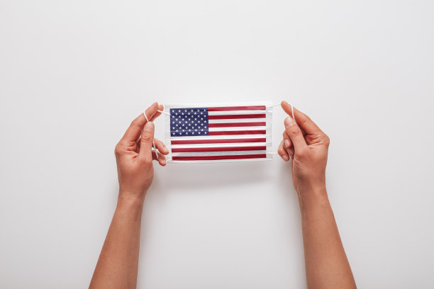 医用防护口罩，美国国旗纹理。美国冠状病毒危机的概念，全球大流行。股票的照片。图片下载