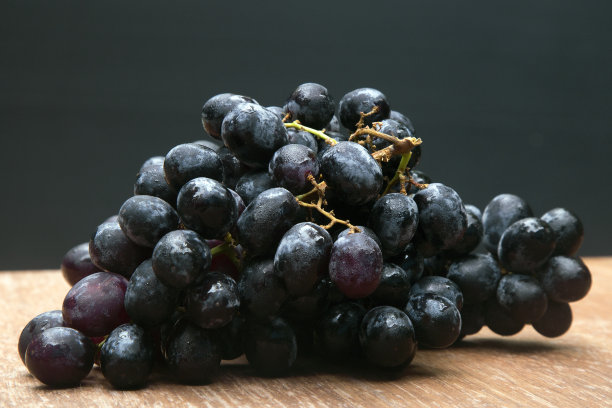 深蓝的葡萄酒葡萄背景图片下载