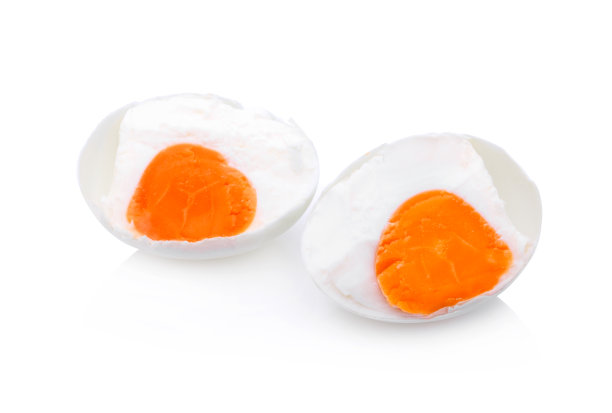 在白色背景下分离的咸蛋图片下载