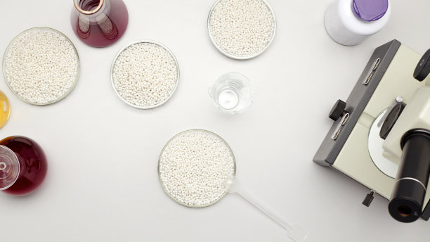 灰色的实验台和装有白色化学颗粒的碗图片下载