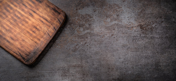 深色金属表面，左上角有一个长方形的空木砧板图片下载