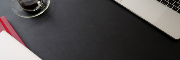 俯视图时尚的办公桌与复印空间，笔记本电脑，用品和咖啡杯图片下载