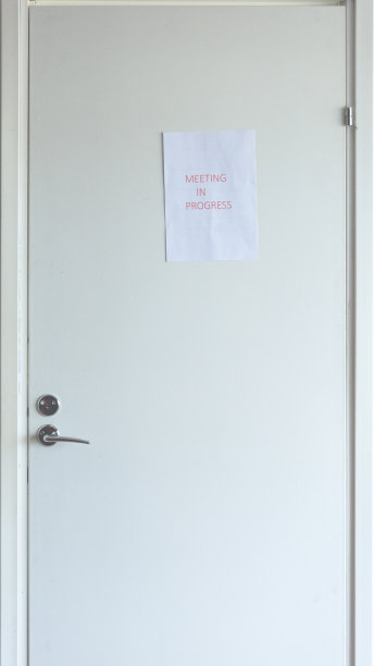 会议室门有正在开会的通知图片下载