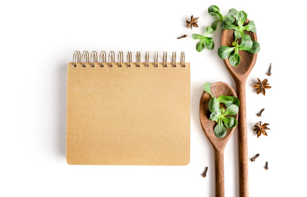 木制勺子的食谱笔记本，菜单背景图片下载