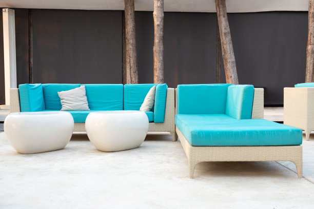 白色藤花园家具与蓝色靠垫度假平台。图片下载