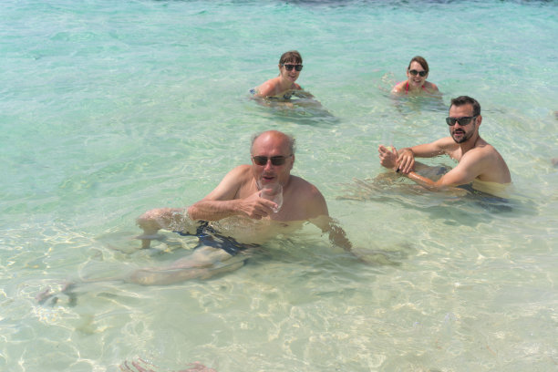 游客在马来西亚仙本那邦邦岛海滩上游玩图片下载