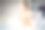 沮丧的年轻女子悲伤地站在床上图片下载
