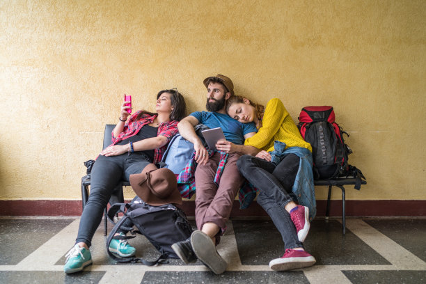 游客在火车站等候图片下载