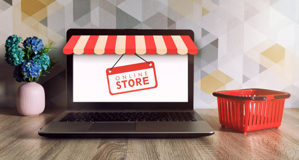 桌上的笔记本电脑与市场商店遮阳篷帐篷模型和红篮子网上购物送货上门图片下载