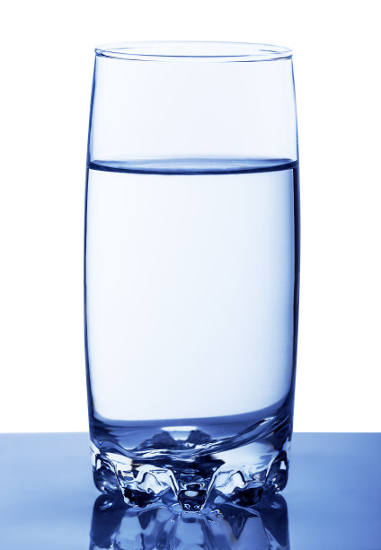 玻璃杯与水隔离在白色图片下载