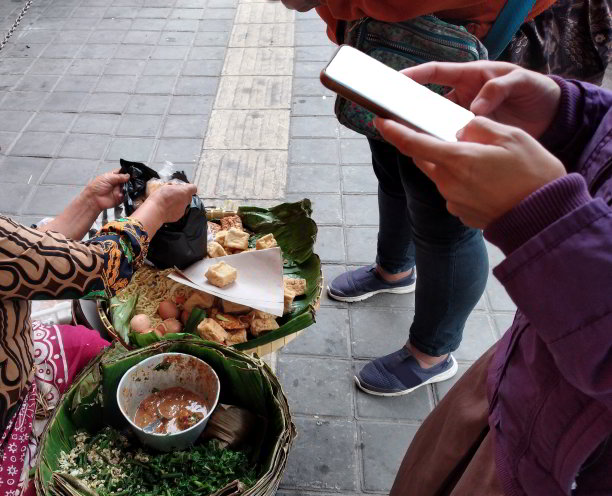 等待聊天图片下载