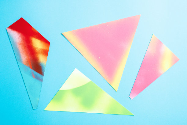 抽象背景的彩色纸形状。图片下载