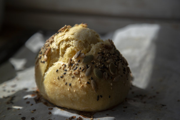 手工烘培糕点:全麦面包加种子和芝麻图片下载