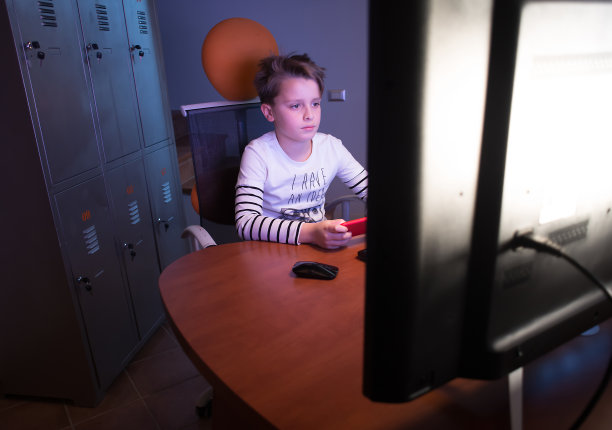 孩子玩网络游戏图片下载