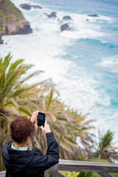 拍照的年轻女人图片下载