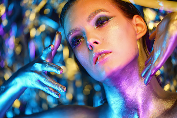 人是彩色荧光粉。在迪斯科舞厅跳舞的一对恋人。图片下载