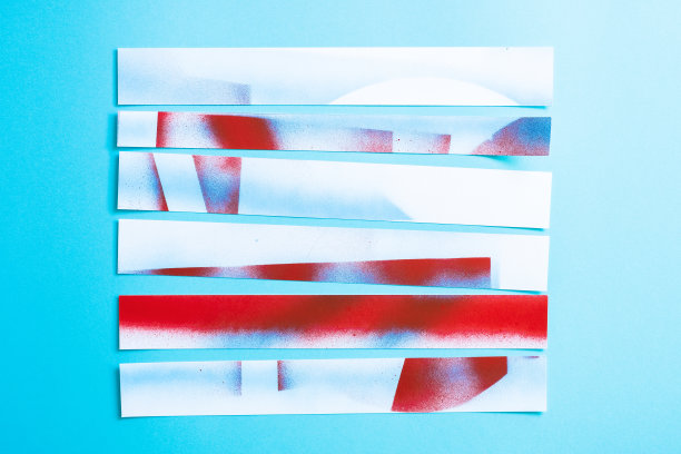 抽象背景的彩色纸形状。图片下载