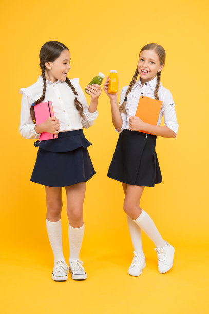 健康的食物就是健康的生活。学生们在图书馆喝果汁。健康食品。日记和奶制品。午餐时间。有书的小女孩。快乐女孩用记事本学习。文学课。回到学校图片下载