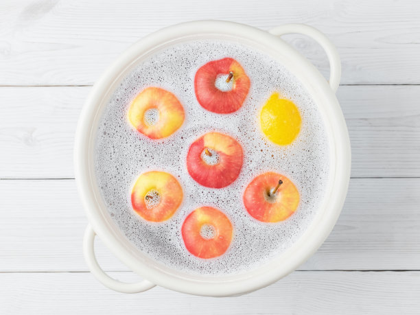 购买苹果后用泡沫杯洗苹果，俯视图。购买水果后要清洗，以消除病毒、感染和污垢。图片下载