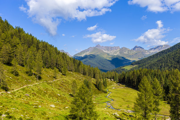 意大利——拉戈莱山脉的卡尔德纳夫平原图片下载