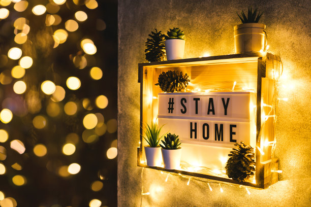 带有黄色装饰灯和家居装饰标签的灯箱标识。散景。图片下载