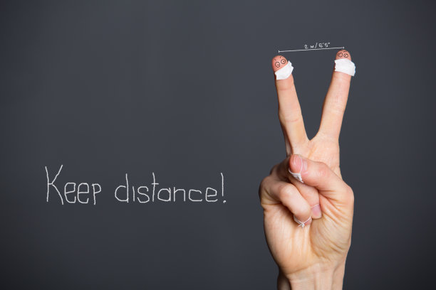 保持社交距离，戴口罩的手指预防冠状病毒流行图片下载