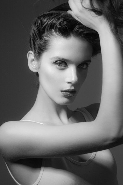 美丽的女孩在摸她的发型图片下载