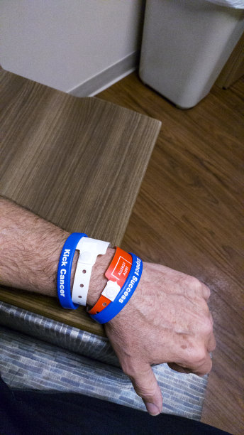 老年男子腕部癌症支持和医院腕带图片下载