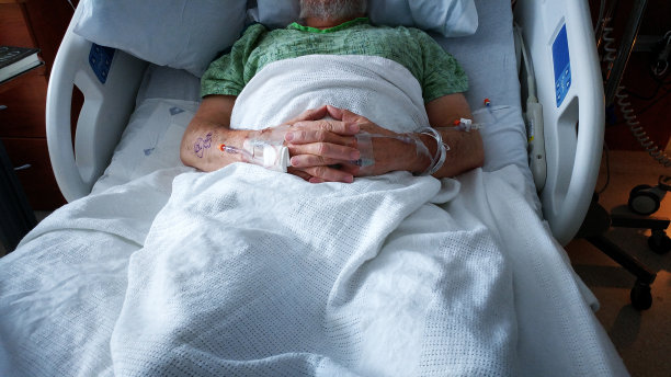 接受医院癌症手术的病人需要两滴静脉滴注图片下载