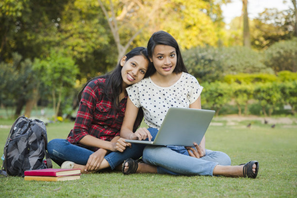 学生在户外学习的草地上蓄积照片图片下载