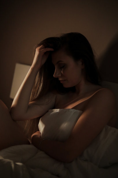 盖着被子的妇女在床上图片下载