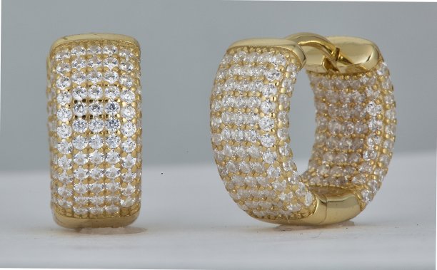 美丽的金色手镯与钻石孤立在一个白色的背景图片下载