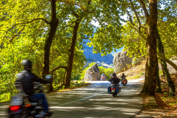 在山林路上的摩托车手公司图片下载