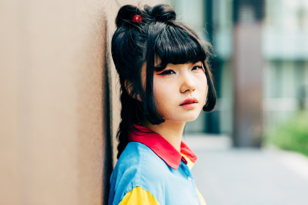 肖像年轻美丽的女人摆姿势在室外看着图片下载