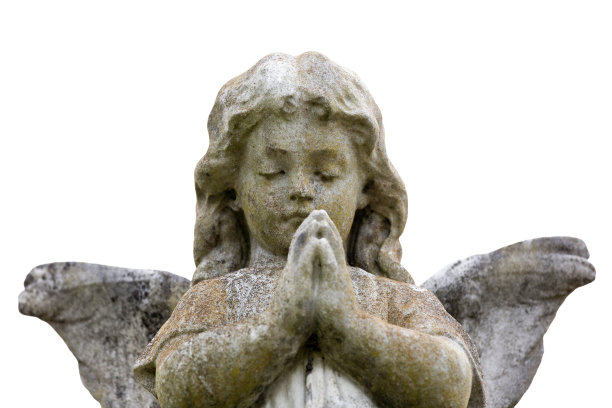 天使，小角度的老雕像，正面视图，白色背景与复制空间图片下载