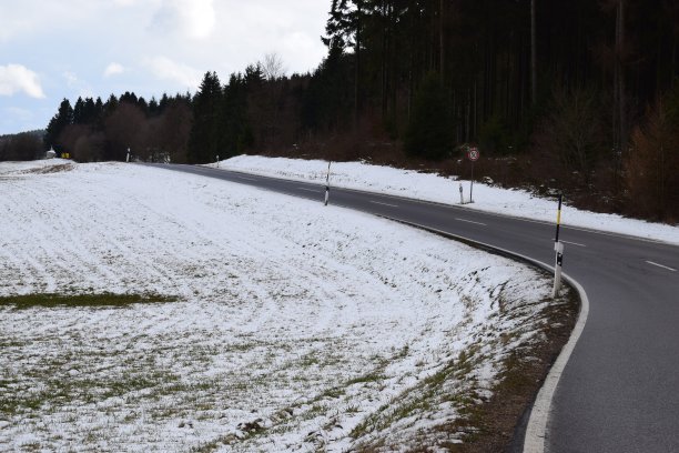 在High Eight上的雪路弯道图片下载