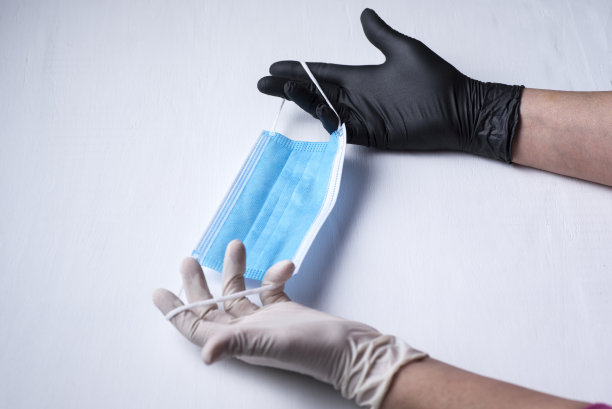 卫生口罩，一蓝一白，两根橡皮筋，双手拿着卫生手套图片下载