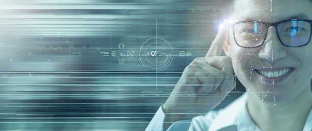 带有高科技智能眼镜技术的亚洲男人进行商业投资，货币加密货币EA交易图表3D未来虚拟全息图，金融商业报告数据管理技术图片下载