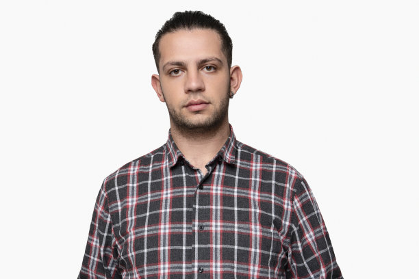 肖像严肃的年轻人看着相机与空白的表情在白色的背景图片下载