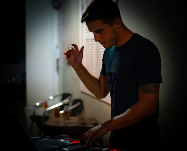 新冠肺炎疫情隔离期间——新冠肺炎疫情防控期间，年轻的DJ、音乐制作人用电子音乐进行现场表演图片下载