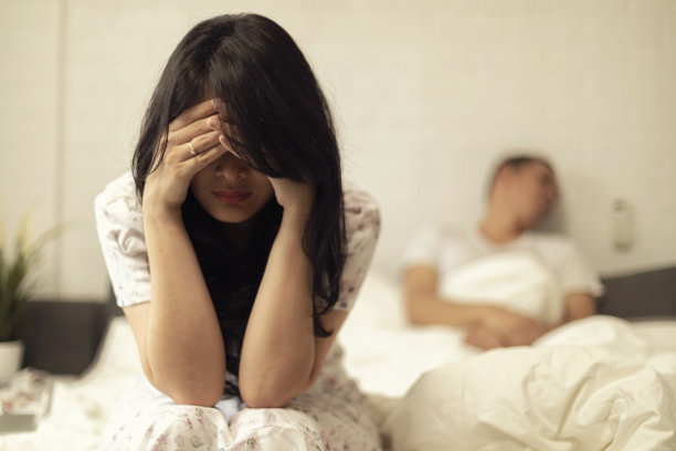 沮丧悲伤的妻子坐在床上思考关系问题图片下载