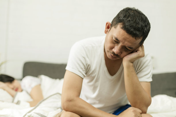 沮丧悲伤的丈夫坐在床上思考关系问题图片下载