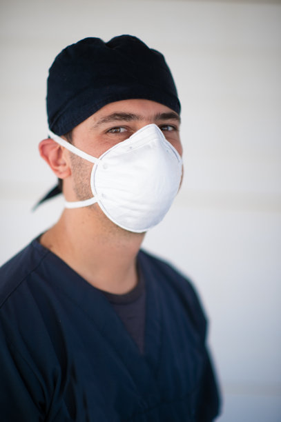 穿着手术服，戴着面罩的医生图片下载