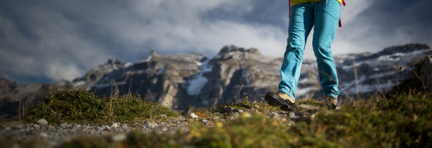 年轻女徒步者在高山中行走图片下载