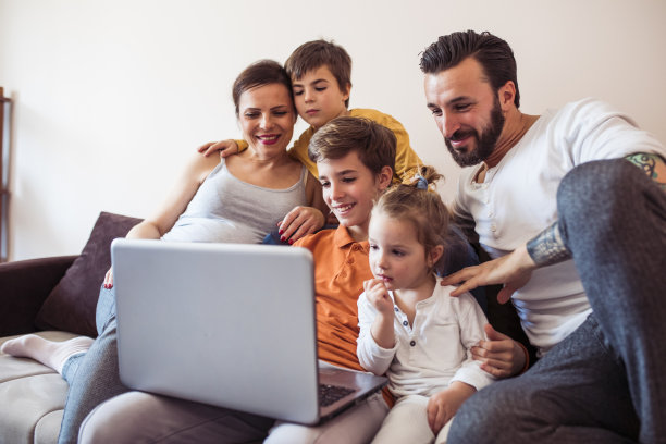 父母在笔记本电脑上看视频，孩子在家图片下载